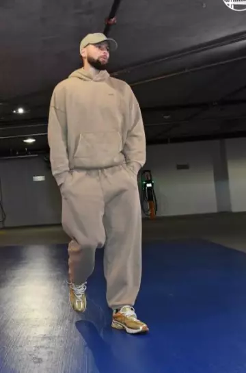 Under Armour Camel 'UA Icon' Heavyweight Sweatpants worn by Stephen Curry on the Instagram account @warriors