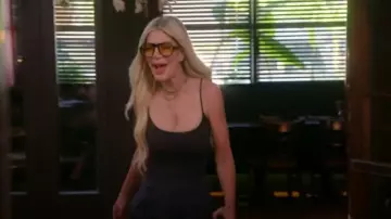 Aritzia Scoopneck Cami One Piece usada por Tori Spelling como se ve en Denise Richards and Her Wild Things (S01E01)