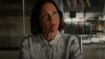 Chemisier en satin floral halogène porté par Margaret Reed (Kelli Williams) comme on le voit dans Found (S02E13)