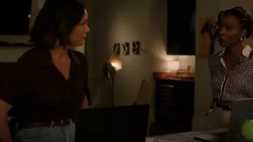 Polo Rag & Bone Viola porté par Margaret Reed (Kelli Williams) comme on le voit dans Found (S02E14)
