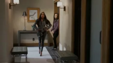 Escarpins Schutz Cendi portés par Hayley Lawson (Marquita Goings) comme on le voit dans Beyond the Gates (S01E04)