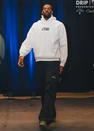 Pantalon de survêtement noir 'Loop Sports Icon' Balenciaga porté par Naz Reid sur le compte Instagram @timberwolves