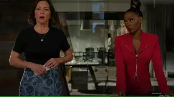 Ann Taylor Brand jupe midi à fleurs bleues. porté par Margaret Reed (Kelli Williams) comme on le voit dans Found (S02E14)