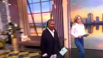 Veronica Beard Taylor Vaqueros de cintura alta y pierna ancha usados por Sara Haines como se vio en The View el 11 de marzo de 2025
