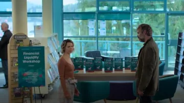 Top de punto acanalado de H&M con cuello corazón usado por Bree (Paloma Kwiatkowski) como se ve en Murder in a Small Town (T01E05)