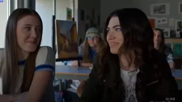 Chaqueta utilitaria de H&M usada por Devon Travis (Alisha Newton) como se ve en Asesinato en una pequeña ciudad (T01E07)