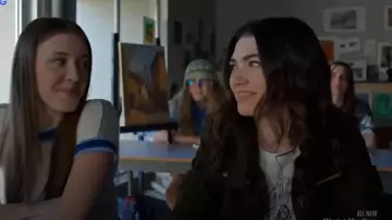 Veste utilitaire H&m portée par Devon Travis (Alisha Newton) comme on le voit dans Meurtre dans une petite ville (S01E07)