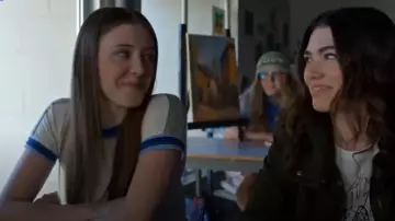 T-shirt Free People Sporty Mix porté par Holly Alberg (Dakota Guppy) comme on le voit dans Meurtre dans une petite ville (S01E07)