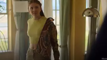 Veste Houdini de Patagonia portée par Holly Alberg (Dakota Guppy) comme on le voit dans Meurtre dans une petite ville (S01E07)