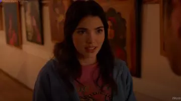 Urban Outfitters Pure Love Tiger Baby Tee porté par Devon Travis (Alisha Newton) comme on le voit dans Meurtre dans une petite ville (S01E08)