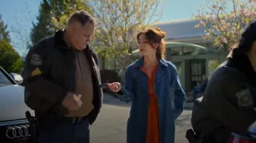 Gabarda de mezclilla Hayes de la Reforma usada por Cassandra Lee (Kristin Kreuk) como se ve en Asesinato en una pequeña ciudad (S01E08)