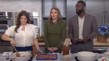 Cardigan à manches courtes en alpaga mélangé Doen Mirabelle porté par Gail Simmons, comme on le voit dans Today with Jenna & Friends le 12 mars 2025