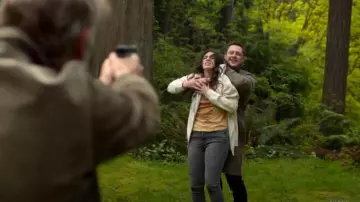 Project Social T Tiger Zip-Up Hoodie Sweatshirt porté par Devon Travis (Alisha Newton) comme on le voit dans Meurtre dans une petite ville (S01E08)