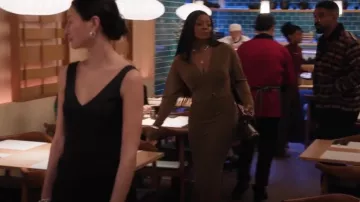 Robe en queue de poisson à col en V Norma Kamali portée par Ava Coleman (Janelle James) telle qu’elle est vue à l’école primaire Abbott (S04E17)