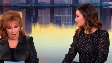 Vestido largo de crepé semitransparente Reformation Lysander usado por Rebecca Jarvis como se ve en The View el 12 de marzo de 2025
