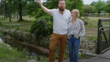 Anthropologie Le chemisier Sidney Batwing porté par Erin Napier vu dans Home Town Takeover (S03E01)