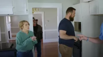 Pull Henley American Eagle Teal porté par Erin Napier comme on le voit dans Home Town Takeover (S03E01)