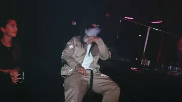 Chrome Hearts Beige Pantalon avec Croix Rose & Carreaux Portés par Ty Dolla $ign dans Wiz Khalifa, Ty Dolla $ign - Billionaires [Clip Officiel]