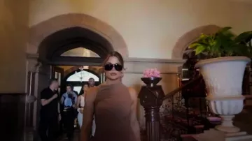 Lunettes de soleil Saint Laurent SL Solace portées par Khloé Kardashian vues dans The Kardashians (S06E06)