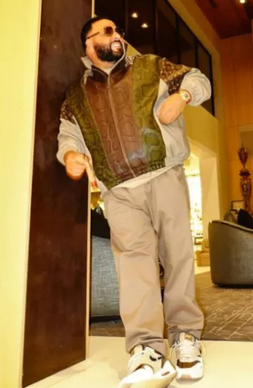 Louis Vuitton Blouson en cuir patchwork python marron et vert olive porté par DJ Khaled sur le compte Instagram @djkhaled