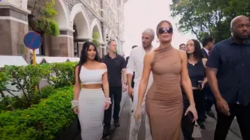 Top corto Skims Cotton Twist usado por Kim Kardashian como se ve en The Kardashians (T06E06)