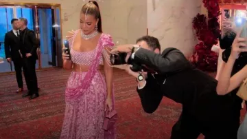 Sac à main Hermès Kelly porté par Khloé Kardashian vu dans The Kardashians (S06E06)