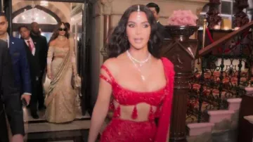 Manish Malhotra Maharani Red Saree Lehenga usado por Kim Kardashian como se ve en The Kardashians (T06E06)