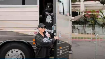 Maillot d’avant-match Lord Culture porté par Kourtney Kardashian comme on le voit dans The Kardashians (S06E06)