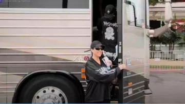 Lunettes de soleil Saint Laurent Slim Rectangle en acétate portées par Kourtney Kardashian comme on le voit dans The Kardashians (S06E06)