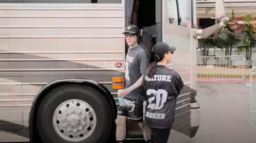 Pantalones cortos negros para hombre American Vintage usados por Travis Barker como se ve en The Kardashians (T06E06)