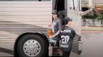 Camisa vintage Y2K Transplants usada por Travis Barker como se ve en The Kardashians (T06E06)