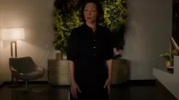 Vestido camisero con cinturón de lazo de H&M usado por Margaret Reed (Kelli Williams) como se ve en Found (T02E15)