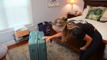 Pince à cheveux papillon Canitor portée par Taylor Ann Green comme on le voit dans Southern Charm (S10E14)