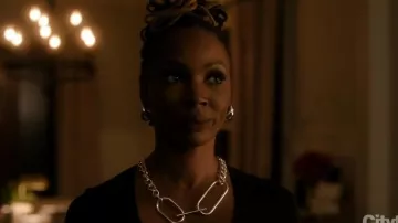 Anthropologie Les boucles d’oreilles longues Petra XL portées par Gabi Mosely (Shanola Hampton) comme on le voit dans Found (S02E15)