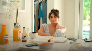 Urban Outfitters Pantalon de pyjama imprimé blanc/bleu porté par Paige DeSorbo comme on le voit dans Southern Charm (S10E14)