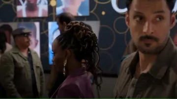 Pendientes largos retorcidos usados por Gabi Mosely (Shanola Hampton) como se ve en Found (T02E15)