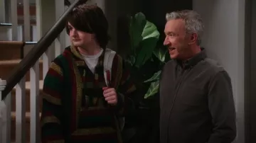 Suéter H&M Hecho en México usado por Carter (Maxwell Simkins) como se ve en Shifting Gears (S01E09)