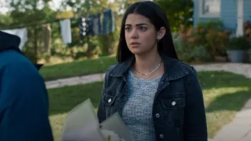 Veste en jean à poches mangue portée par Alice Dhawan (Sadie Laflamme-Snow) comme on le voit dans The Way Home (S03E08)