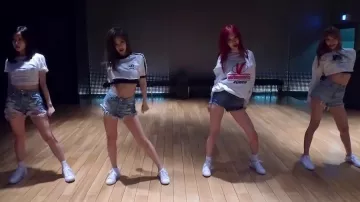 Camiseta corta blanca suelta Adidas Adicolor 3-Stripes usada por Jennie Kim en el video de YouTube BLACKPINK - 'Forever Young' VIDEO DE PRÁCTICA DE BAILE (MOVING VER.)