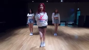 Sudadera Vetements 2018 Zurich usada por Rosé en el video de YouTube BLACKPINK - 'Forever Young' VIDEO DE PRÁCTICA DE BAILE (MOVING VER.)