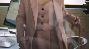 Ensemble veste gilet sans manches jupe short de Valeria (Diana Gómez) dans Valeria (S04E04)