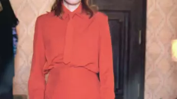 Ensemble chemise cravate et jupe rouge de Valeria (Diana Gómez) dans Valeria (S04E05)