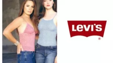 Vintage NWT 2000s Deadstock Levis 517 Flare Bootcut Low Rise Slim Fit Jeans Dark Wash worn by Piper Halliwell (Holly Marie Combs) in Charmed (S04Promo)