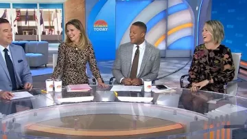 Vestido midi de manga larga con estampado de puerto Reformation usado por Savannah Guthrie como se ve en Today el 14 de marzo de 2025