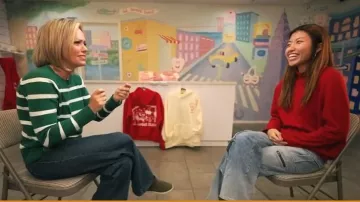 Suéter de cuello redondo con detalle de botones de Talbots usado por Dylan Dreyer como se ve en Today el 14 de marzo de 2025