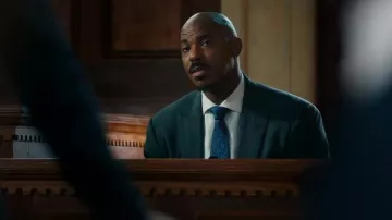 Hugo Boss Mens Jeffrey Regular Fit Plaid Sport Coat 36 Short Charcoal porté par le détective Jalen Shaw (Mehcad Brooks) comme on le voit dans Law & Order (S24E10)