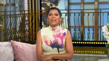Haut à plis Flora pressés Issey Miyake porté par Tamron Hall tel qu’on le voit lors du spectacle de Tamron Hall le 13 mars 2025