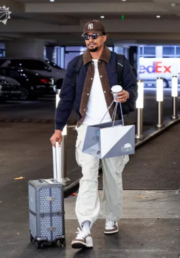 Pantalon cargo en velours côtelé crème Prada porté par Bradley Beal sur le compte Instagram @suns