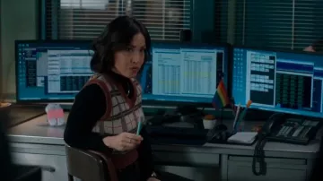 Chaleco de suéter de los años 60 usado por la detective Violet Yee (Connie Saltzman) como se ve en Law & Order (T24E15)