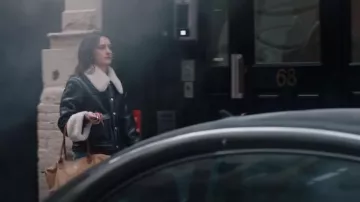 Rails Imani Fausse Shearling Jacket portée par Rose Gregory (Jackie McCarthy) comme on le voit dans Law & Order (S24E15)
